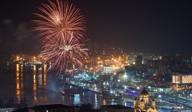 Rusya'nın Vladivostok kenti yeni yılı havai fişeklerle karşıladı