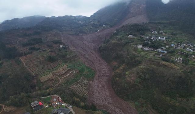 Çin-Nepal sınırındaki liman bölgesinde meydana gelen heyelan nedeniyle 17 kişiden haber alınamıyor