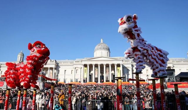 Londra'daki Çin Yeni Yılı kutlamaları renkli gösterilere sahne oldu