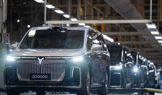 Çin 2035'e kadar elektrikli araçların yeni araç satışlarına hakim olmasını hedefliyor