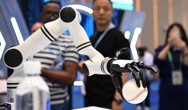 Albüm: 137. Kanton Fuarı'nda ilk kez hizmet robotlarına özel bir sergi alanı oluşturuldu