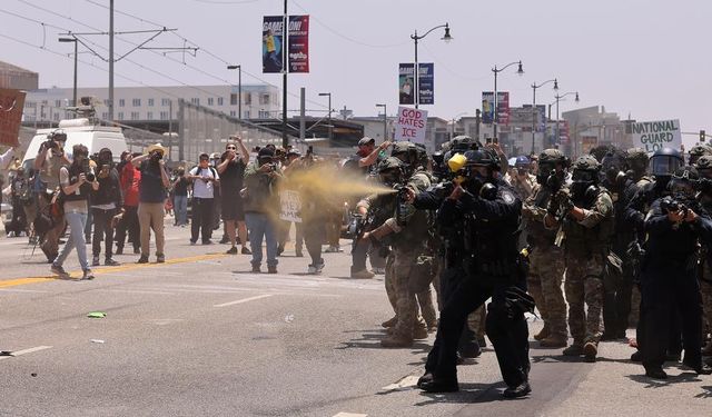 ABD'nin Los Angeles kentinde göçmenlere yönelik uygulamaları protesto eden göstericilere sert müdahale