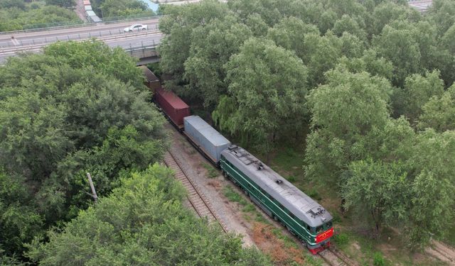 Çin'in başkenti Beijing ile Bakü'yü birbirine bağlayan yeni bir Çin-Avrupa yük treni hizmete girdi