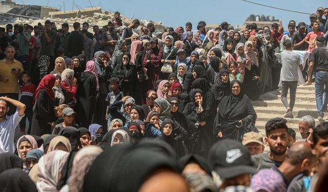 Gazzeliler gıda yardımı için uzun kuyruklar oluşturdu