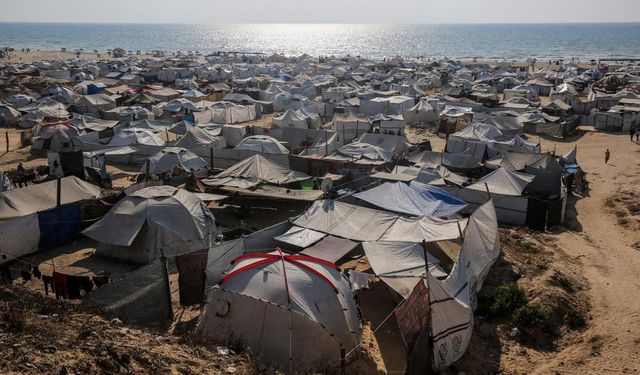 İsrail saldırıları altındaki Gazze'de günlük yaşam kısıtlı imkanlarla devam ediyor