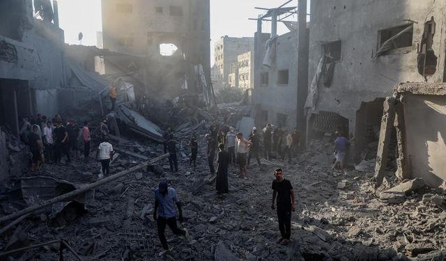 Gazze'de hasarlı bina çöktü: 5 ölü