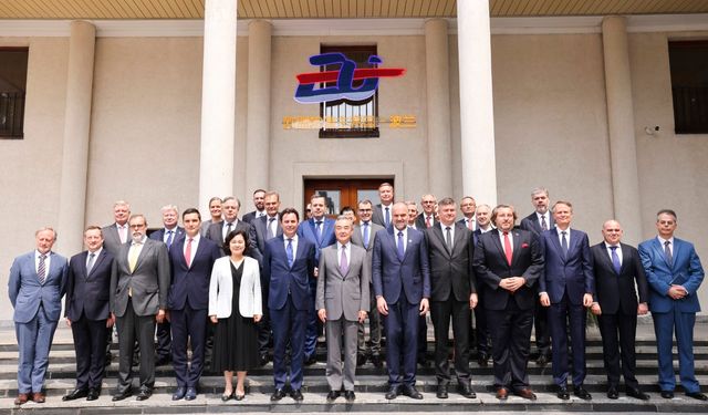 Çin Dışişleri Bakanı Wang, AB ve üye ülkelerin Çin'deki diplomatik temsilcileriyle görüştü