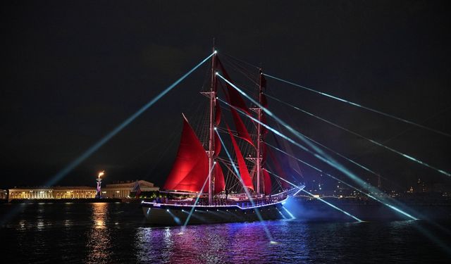 Rusya'nın St. Petersburg kentinde Kızıl Yelkenler festivali kutlandı