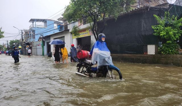 Vietnam'da sel nedeniyle hayatını kaybedenlerin sayısı 35'e yükseldi