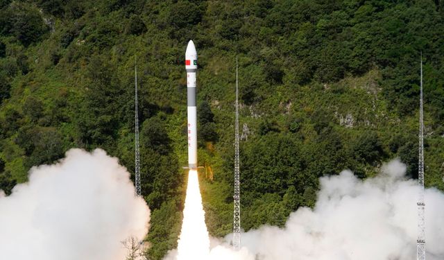 Çin, Pakistan'ın uzaktan algılama uydusunu başarıyla uzaya gönderdi