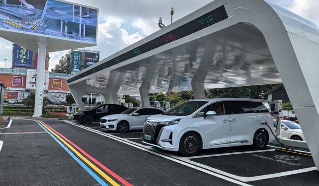 Çin'de elektrikli araçlara "saniyede 1 kilometre" şarj hızı sunan istasyon hizmete girdi
