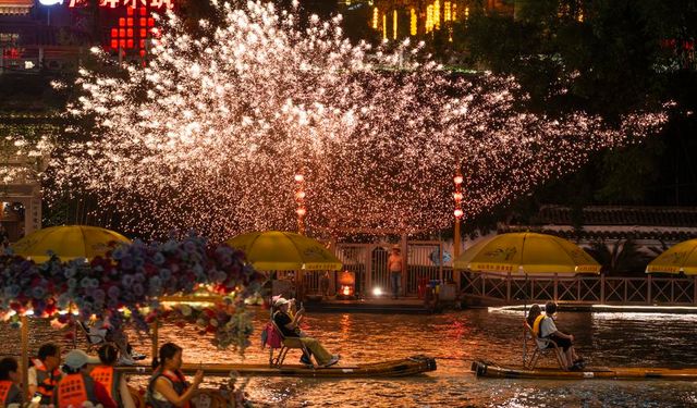 Çin'in Gongshui Nehri'nde gece turizmi renkli etkinliklerle canlanıyor