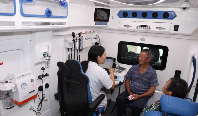 Çin'in Libao köyünde mobil klinik bölge halkına hizmet vermeye başladı