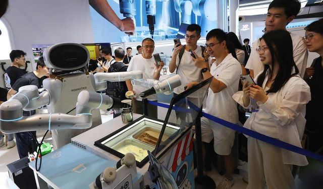 Çin'in Shanghai kentindeki Dünya Yapay Zeka Konferansı'nda robotların gösterileri ilgi odağı oldu