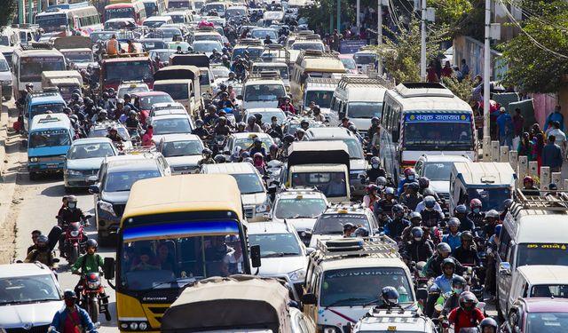 Hindistan'ın başkenti Yeni Delhi'de eski araçlara yönelik yakıt yasağı tepkiler üzerine askıya alındı