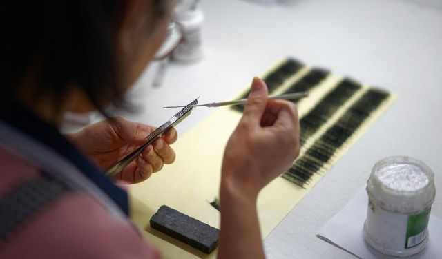 Çin'in Pingdu kentinde üretilen 120 milyon çift takma kirpik dünyaya ihraç ediliyor
