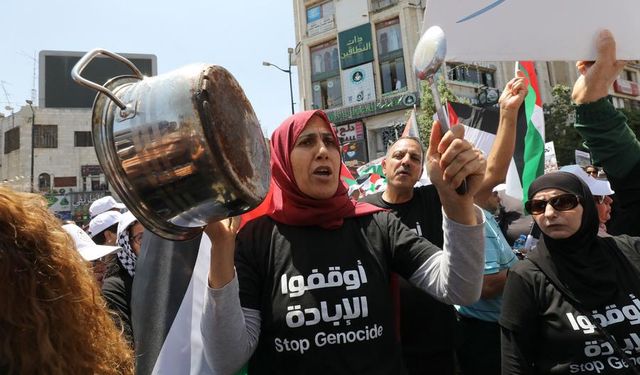 Batı Şeria'da binlerce Filistinli yardımları engelleyen İsrail'i protesto etti