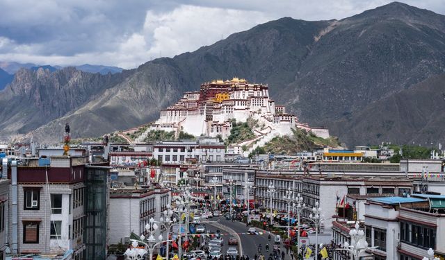 Çin'in Lhasa kenti, Xizang Özerk Bölgesi'nin 60. kuruluş yıldönümü için fenerlerle süslendi