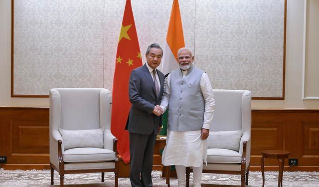 Hindistan Başbakanı Modi, Çin Dışişleri Bakanı ile görüştü