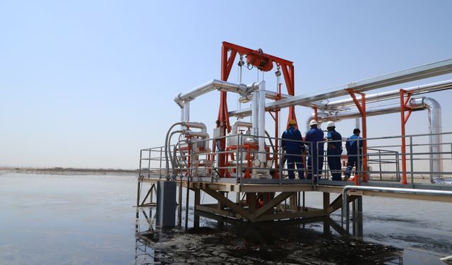 Kuveyt, Çinli şirketin üstlendiği projeyle petrol gölü temizliğine başladı