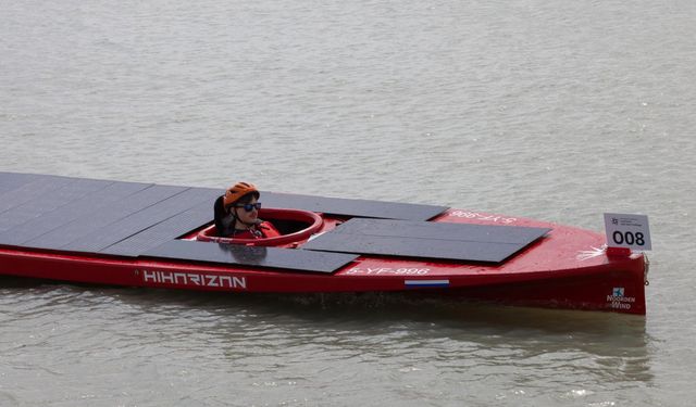 Macaristan'da güneş enerjisiyle çalışan teknelerin mücadele ettiği yarışma heyecan dolu anlara sahne oldu