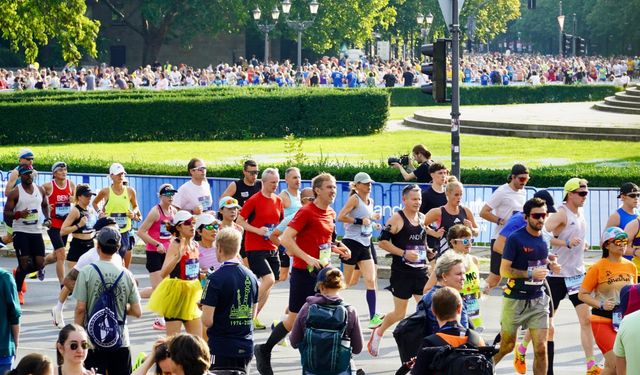 Almanya'da düzenlenen 2025 Berlin Maratonu'nda katılımcılar kıyasıya mücadele sergiledi