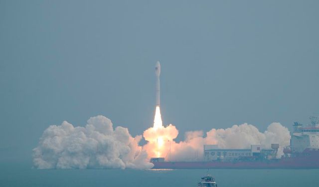 Çin'in fırlattığı yeniden kullanılabilir roketin ikinci kademesi planlanan yörüngeye girdi