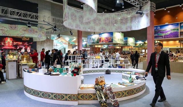 Çin'de düzenlenen 8. İpek Yolu Uluslararası Kültür Fuarı 1.200'den fazla temsilciyi bir araya getirdi