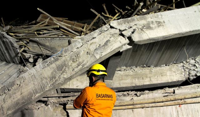 Endonezya'da okul binası çöktü: 3 ölü, en az 91 kişi enkaz altında