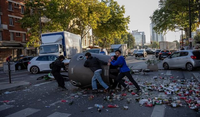 Fransa'da hükümet karşıtı protestolar devam ediyor
