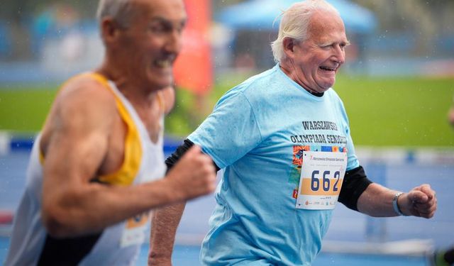 Polonya'da düzenlenen spor turnuvasında 60 yaş üstü katılımcıların kıyasıya mücadelesi başladı