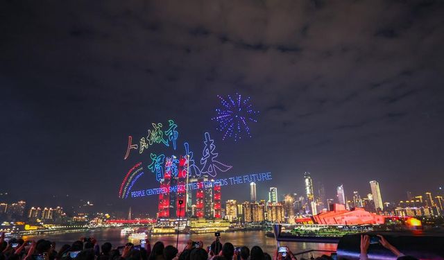 2025 Dünya Şehirler Günü drone gösterisi Çin'in Chongqing kentini aydınlattı