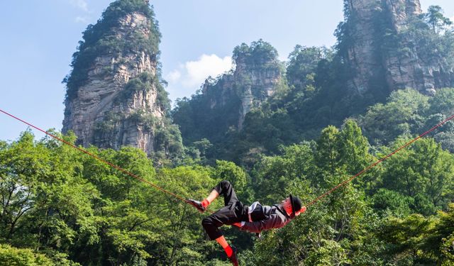 Çin'de düzenlenen akrobatik tiyatro festivali yoğun katılımla başladı
