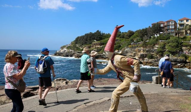 Avustralya'nın Sidney kentinde deniz kıyısında düzenlenen heykel sergisi ilgi odağı oldu
