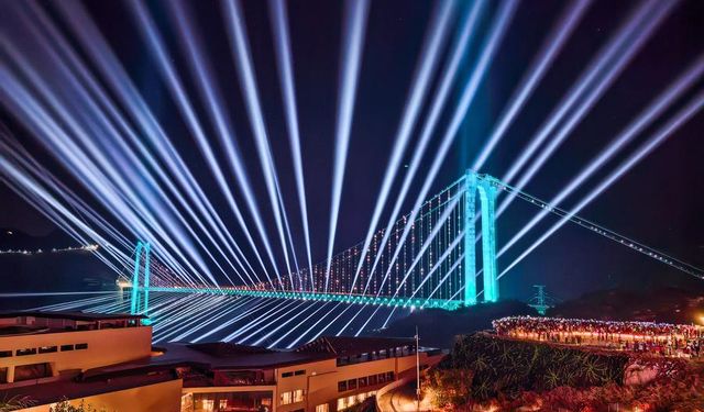 Çin'de inşa edilen dünyanın en yüksek köprüsünde ışık gösterisi düzenlendi