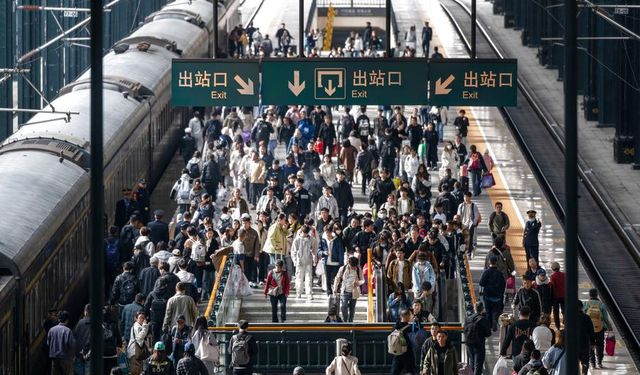 Çin'de Ulusal Gün ve Güz Ortası Festivali tatili sona ererken dönüş yolculuklarında yoğunluk yaşandı