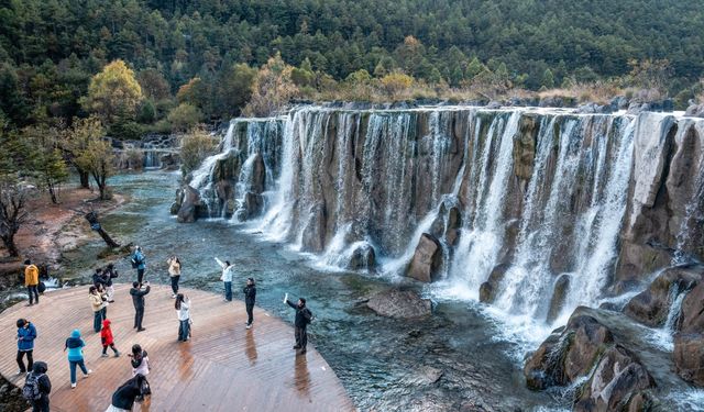 Çin'deki Mavi Ay Vadisi tabloları aratmayan manzarasıyla dikkat çekiyor