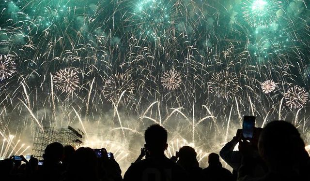 Çin'in Liuyang kentinde düzenlenen 17. Havai Fişek Kültür Festivali gökyüzünü aydınlattı