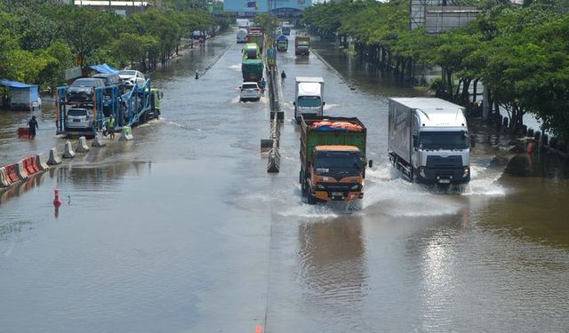 Endonezya'nın Orta Cava eyaletinin Semarang kentini vuran şiddetli yağışlar caddeleri sular altında bıraktı