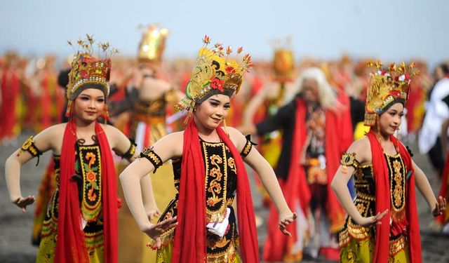 Endonezya'da 2025 Gandrung Sewu Festivali kapsamında geleneksel Gandrung dansı sahnelendi