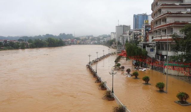 Vietnam'ı Matmo Tayfunu vurdu: 8 ölü
