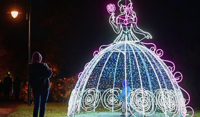Polonya'nın başkenti Varşova'daki 'Güzel ve Çirkin' temalı ışık sergisi renkli görüntülere sahne oluyor