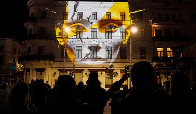 Romanya'da düzenlenen Spotlight Festivali'ndeki ışık enstalasyonları yoğun ilgi topladı