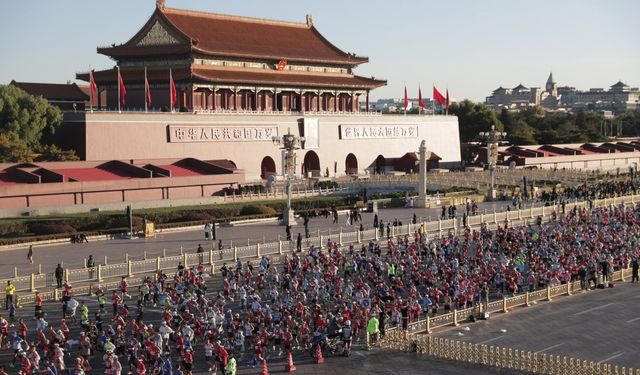 Çin'de düzenlenen 2025 Beijing Maratonu'na koşucular yoğun katılım gösterdi
