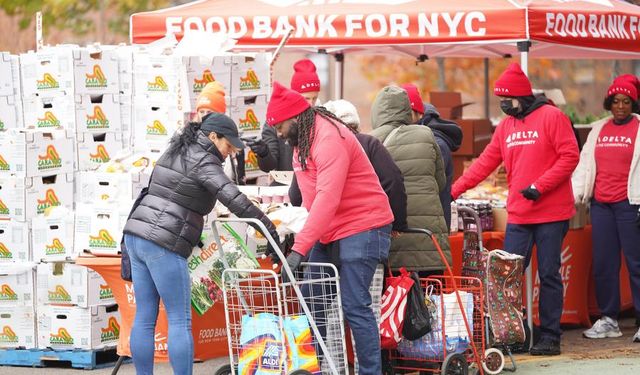 ABD'nin New York kentinde ücretsiz gıda ürünlerinden almak isteyen insanlar uzun kuyruklar oluşturdu