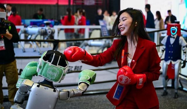 Çin Uluslararası İthalat Fuarı'nda robotların dövüş gösterisi ziyaretçilerden yoğun ilgi gördü