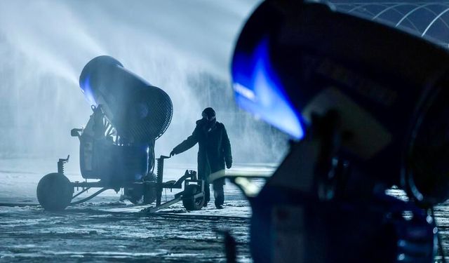 Çin'in Yinchuan kentindeki kayak merkezlerinde kış turizmini karşılamak için suni karlama yapıldı