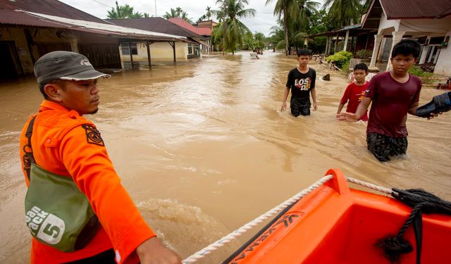 Endonezya'nın Kuzey Sumatra eyaletini sel ve heyelan vurdu: 29 kişi öldü, 9 kişi kayıp