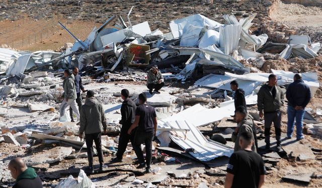 İsrail ordusu, Batı Şeria'da Filistinlilere ait dükkanları yıktı