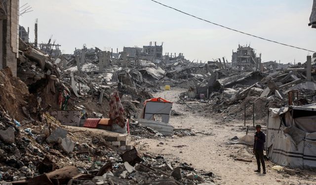 İsrail ordusunun Gazze Şeridi'nde Sarı Hat çizgisini işaretlemek için yerleştirdiği beton bloklar görüntülendi